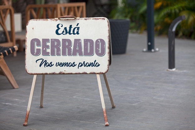 Cartel cerrado al aire libre en español