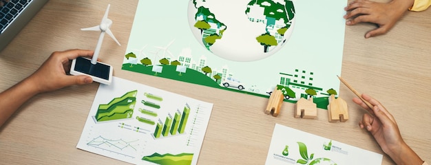 El cartel de la ciudad verde fue colocado en la mesa de reuniones de negocios Closeup Delineation