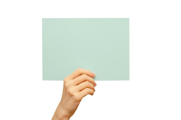 Foto cartel de color vacío en la mano aislado en un espacio de copia de fondo blanco