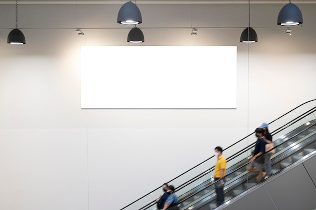 Cartel grande horizontal en blanco en un lugar público maqueta de billboard cerca de una escalera mecánica en un centro comercial centro comercial terminal del aeropuerto edificio de oficinas o estación de metro