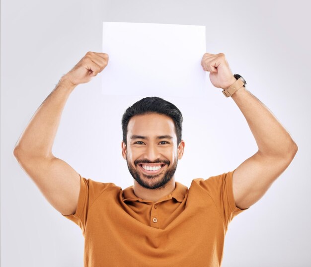 Cartel de hombre feliz y maqueta de retrato con cartel publicitario de estudio de marketing o colocación de producto Cartel de maqueta de logotipo o cartel de promoción para persona de marca aislada en fondo blanco