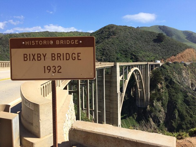 Foto el cartel de información en el puente de bixby