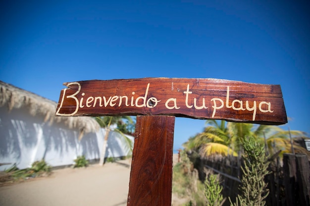 Cartel de madera de bienvenida en la playa de Máncora