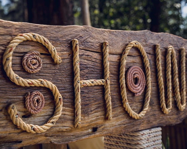 Un cartel de madera hecho con letras de cuerda