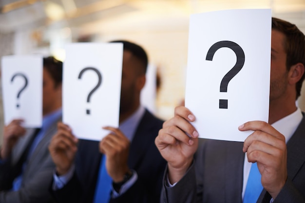 Cartel de oficina y gente de negocios con signo de pregunta en la cara para conferencia corporativa y solución Empleados audiencia y firma con emoji en la presentación para consulta de seminario y resolución de problemas