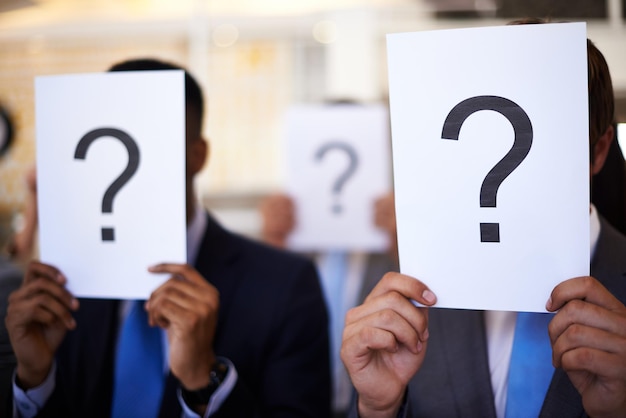 Cartel de oficina y gente de negocios con un signo de pregunta en la cara para conferencias corporativas y consultas Empleados audiencia y firmar con emoji en la presentación para el seminario inseguros y pidiendo una solución
