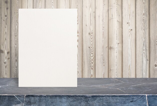 Foto el cartel de papel texturizado eco en blanco en la mesa de piedra en la pared de madera vieja, plantilla imita para agregar su diseño.