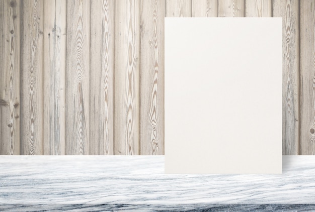 El cartel de papel texturizado Eco en blanco en la mesa de piedra en la pared de madera vieja, plantilla imita para agregar su diseño.