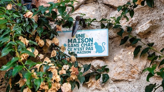 Un cartel en una pared en Antibes, Francia