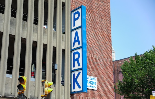 Un cartel de park park está en un edificio.