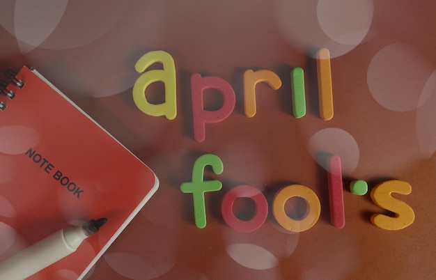Un cartel que dice "abril tonto" en él
