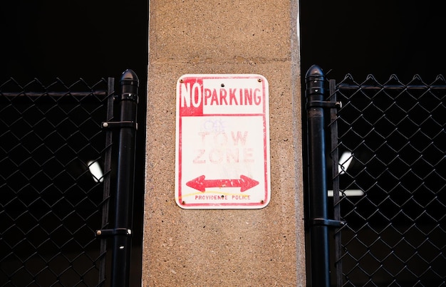 Un cartel rojo y blanco que dice prohibido estacionar.