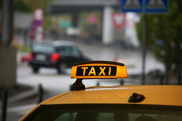 El cartel de taxi en el taxi amarillo en Alemania