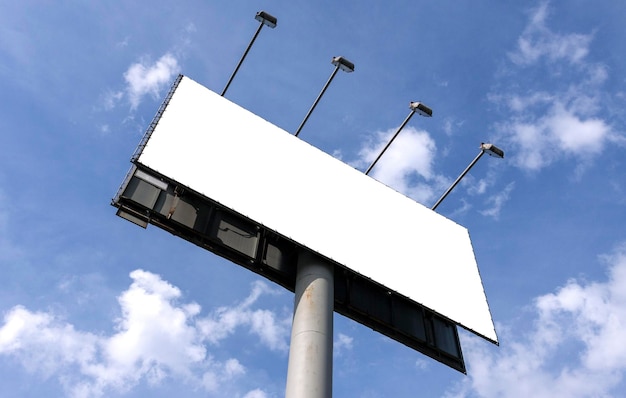 Cartelera al aire libre contra el cielo azul