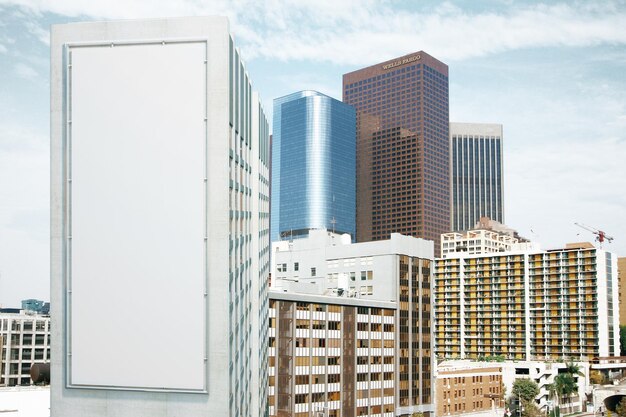 Foto cartelera blanca en blanco en la pared de un edificio alto en la maqueta de fondo de la ciudad de megapolis