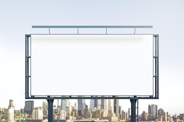 Cartelera blanca en blanco sobre fondo de edificios de la ciudad en la vista frontal durante el día Concepto de publicidad de maqueta