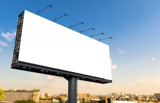 Foto cartelera blanca o cartel de promoción blanco que se muestra.