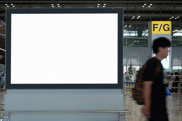 Foto cartelera en blanco en el aeropuerto para anunciar o mostrar su producto
