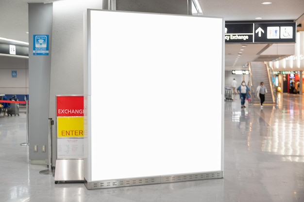 Cartelera en blanco en el aeropuerto lista para su texto o publicidad