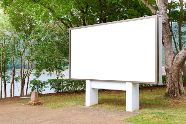 Foto cartelera en blanco al aire libre con árbol