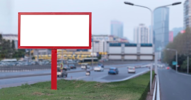 Cartelera en blanco en la carretera de la ciudad