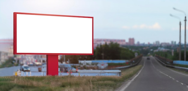 Cartelera en blanco en la carretera de la ciudad