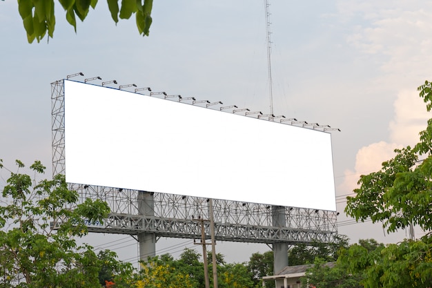 cartelera en blanco para el cartel publicitario al aire libre