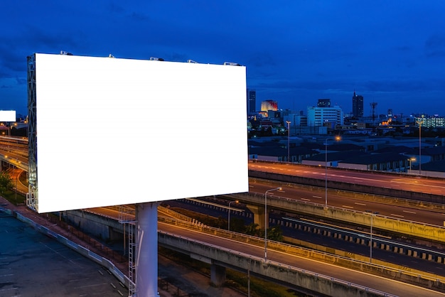 Foto cartelera en blanco para carteles publicitarios al aire libre