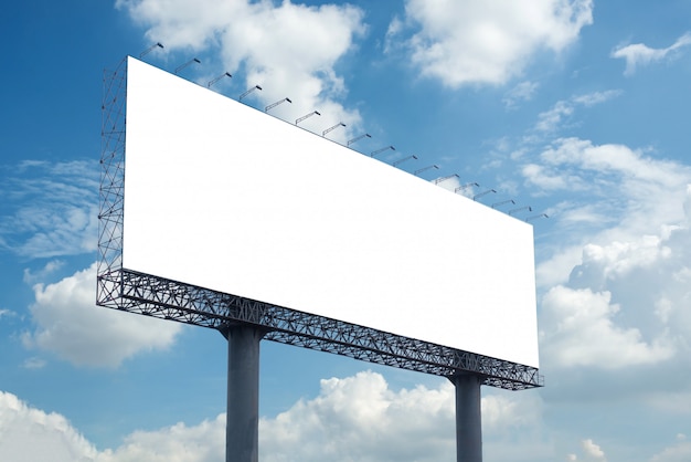 Cartelera en blanco con cielo azul para carteles publicitarios al aire libre