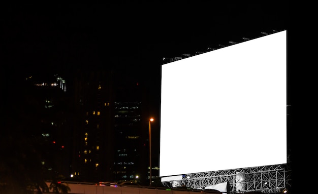 Cartelera en blanco en la ciudad en la noche