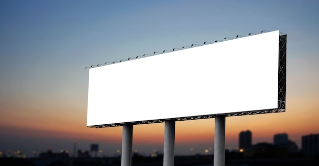 Foto cartelera en blanco en el crepúsculo