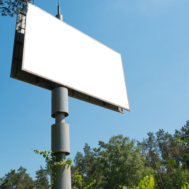 Cartelera en blanco con espacio vacío para publicidad aislado en blanco. Composición cuadrada