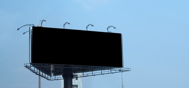 Cartelera en blanco de gran tamaño para publicidad exterior o exterior con cielo azul