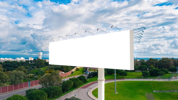 Cartelera en blanco lista para usar para publicidad de maquetas en el fondo de la ciudad