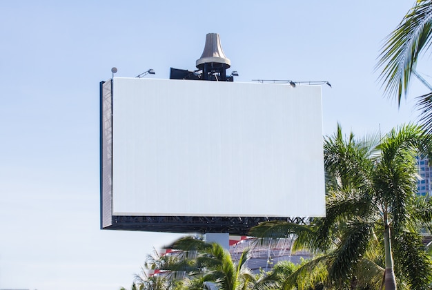 Cartelera en blanco en la luz del día para la publicidad.