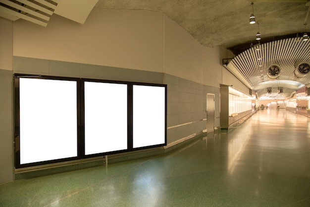 Cartelera en blanco maqueta del metro para mensaje de texto o contenido.