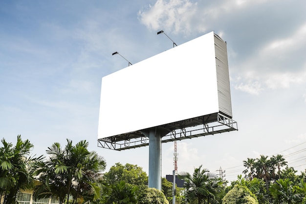 cartelera en blanco para un nuevo anuncio