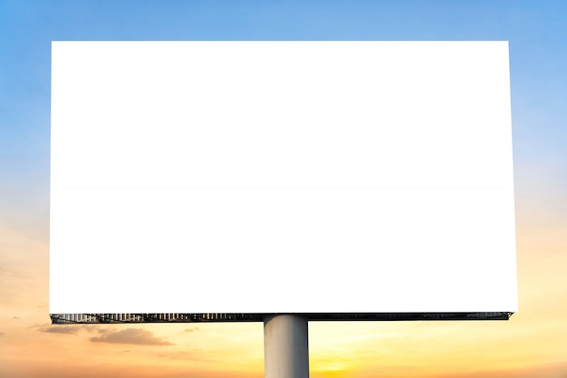 Cartelera en blanco con pantalla vacía y hermoso cielo nublado para cartel de publicidad exterior.