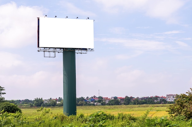 Cartelera en blanco para publicidad