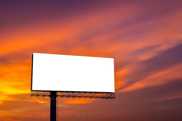 cartelera en blanco sobre un fantástico fondo de cielo al atardecer. para su anuncio.