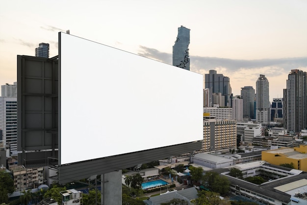 Cartelera de carretera blanca en blanco con fondo de paisaje urbano de Bangkok al atardecer Afiche de publicidad callejera maqueta Representación 3D Vista lateral El concepto de comunicación de marketing para promover o vender ideas