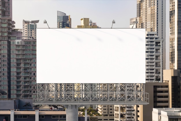 Cartelera de carretera blanca en blanco con fondo de paisaje urbano de Bangkok a la hora del día Afiche publicitario de la calle maqueta Representación 3D Vista frontal El concepto de comunicación de marketing para promover o vender ideas