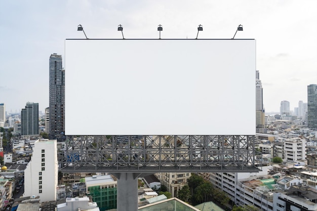 Cartelera de carretera blanca en blanco con fondo de paisaje urbano de Bangkok a la hora del día Afiche publicitario de la calle maqueta Representación 3D Vista frontal El concepto de comunicación de marketing para promover o vender ideas