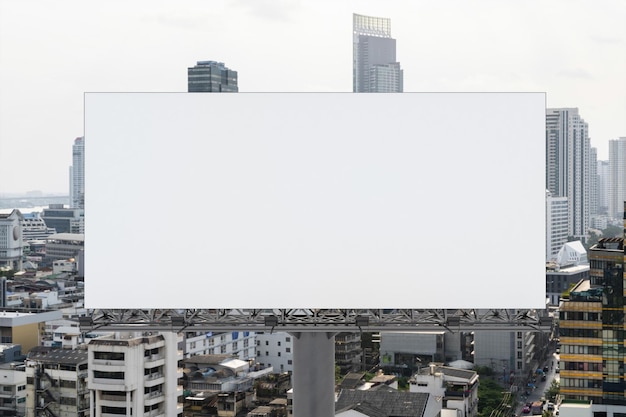 Cartelera de carretera blanca en blanco con fondo de paisaje urbano de Bangkok a la hora del día Afiche publicitario de la calle maqueta Representación 3D Vista frontal El concepto de comunicación de marketing para promover o vender ideas