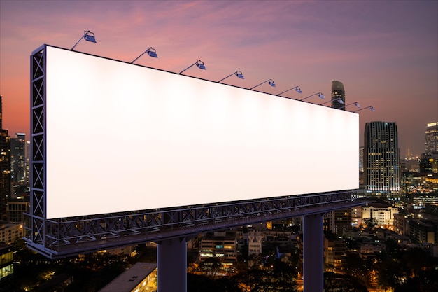 Cartelera de carretera blanca en blanco con fondo de paisaje urbano de Bangkok por la noche Afiche publicitario de la calle maqueta Representación 3D Vista lateral El concepto de comunicación de marketing para vender idea