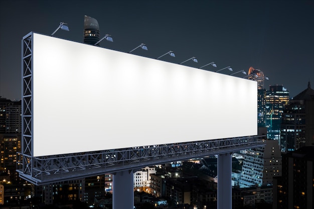Cartelera de carretera blanca en blanco con fondo de paisaje urbano de Bangkok por la noche Afiche publicitario de la calle maqueta Representación 3D Vista lateral El concepto de comunicación de marketing para vender idea