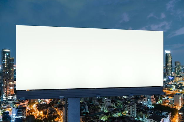 Foto cartelera de carretera blanca en blanco con fondo de paisaje urbano de bangkok por la noche cartel de publicidad callejera maqueta representación 3d vista frontal el concepto de comunicación de marketing para promover la idea