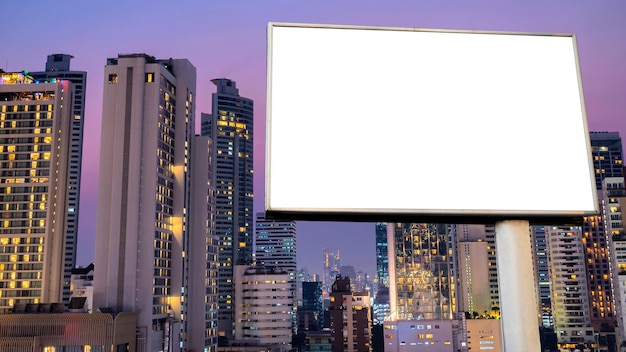 Cartelera de carretera blanca en blanco con fondo de paisaje urbano de Bangkok por la noche