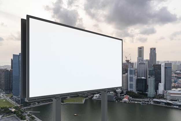 Cartelera de carretera blanca en blanco con fondo de paisaje urbano de Singapur al atardecer Afiche publicitario de la calle maqueta Representación 3D Vista lateral El concepto de comunicación de marketing para vender idea