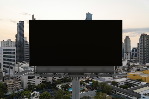 Cartelera de carretera negra en blanco con fondo de paisaje urbano de Bangkok al atardecer Cartel publicitario de la calle maqueta Representación 3D Vista frontal El concepto de comunicación de marketing para promover o vender la idea